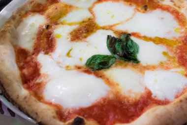 İtalyan pizza domates, mozzarella ve fesleğen ile