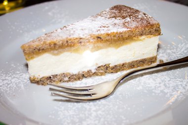 armut ve ricotta ile pasta dilimi