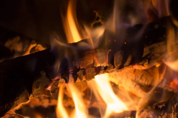 Primer plano de la madera en llamas — Foto de Stock