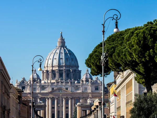 Vista de la Basílica de San Pedro en Roma — Foto de Stock