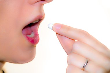 bir kadın tedavi için bir hap alır