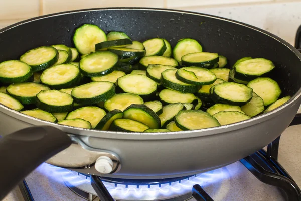 Courgette tijdens het koken — Stockfoto