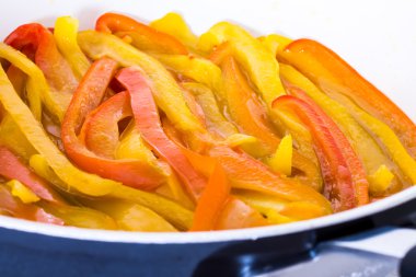 pişirme sırasında sarı ve kırmızı biber