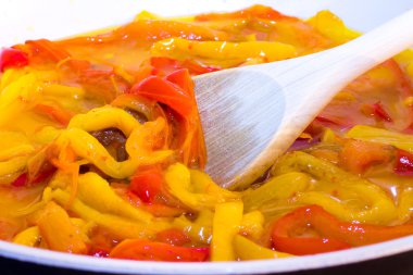 pişirme sırasında sarı ve kırmızı biber