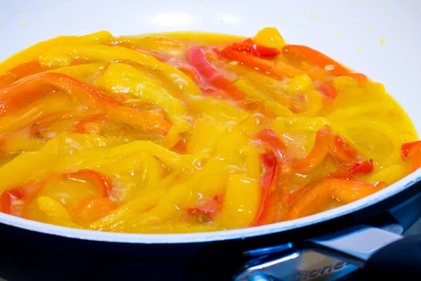 Gele en rode paprika's tijdens het koken — Stockfoto