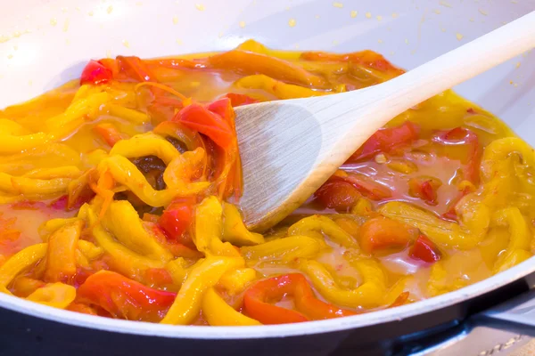 Gele en rode paprika's tijdens het koken — Stockfoto