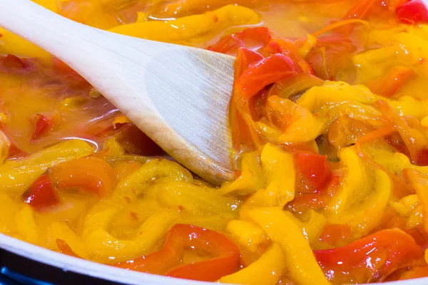 Gele en rode paprika's tijdens het koken — Stockfoto