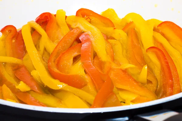 Gele en rode paprika's tijdens het koken — Stockfoto