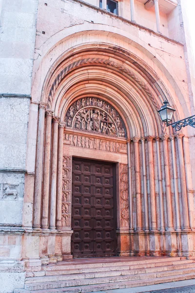 A portal of the Baptistery of Parma, built with pink marble — Stock Photo, Image