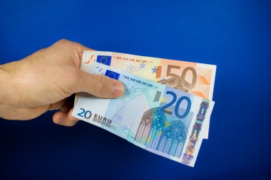 iki banknot tutan el