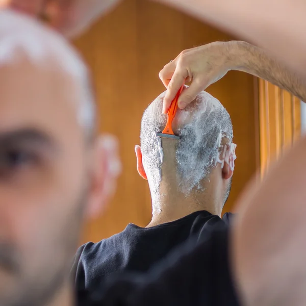 Человек, который брит голову — стоковое фото
