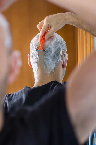 Man die zijn hoofd scheert — Stockfoto