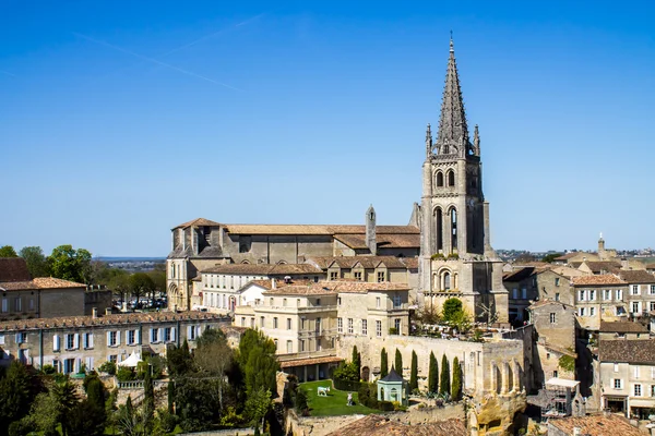 The bell tower of the monolithic church in Saint Emilion, near B — Stock Photo, Image