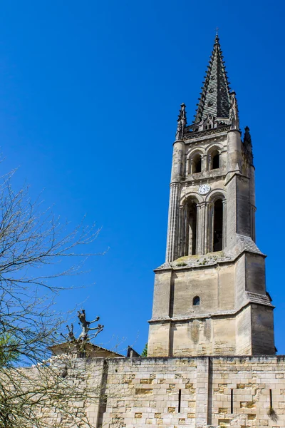 圣埃米利永，b 附近的单片教堂的钟塔 — 图库照片
