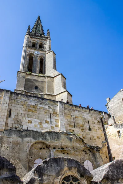 The bell tower of the monolithic church in Saint Emilion, near B — Stock Photo, Image