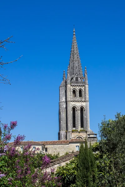 The bell tower of the monolithic church in Saint Emilion, near B — Stock Photo, Image