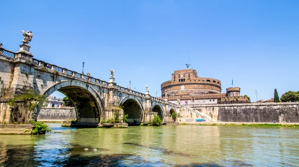 サンタンジェロ城の橋、ローマ、イタリアの下からの眺め — ストック写真