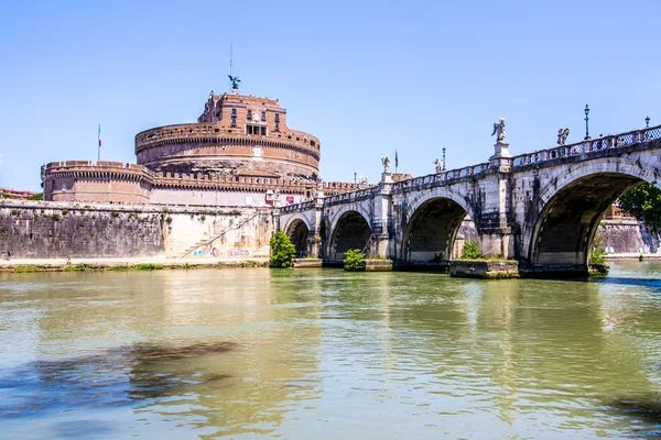 Castel Sant Angelo görünümünü altından köprü Roma, İtalya — Stok fotoğraf