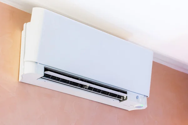 Air conditioner geïnstalleerd op de muur — Stockfoto