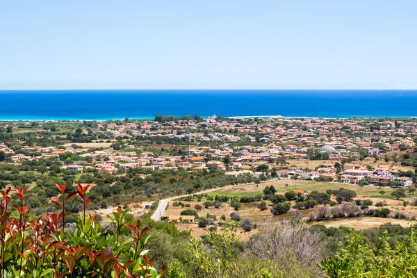 Paisagem urbana de San Teodoro com vista para a costa na Sardenha, I — Fotografia de Stock