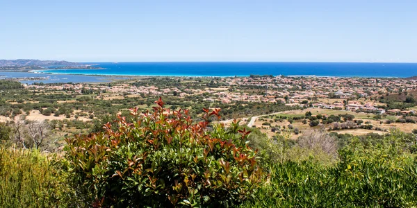 Paysage urbain de San Teodoro avec vue sur la côte en Sardaigne, I — Photo