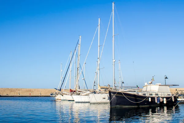 Yachts moored in a harbor — Stock Photo, Image