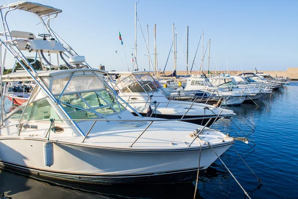 Yachts moored in a harbor — Stock Photo, Image