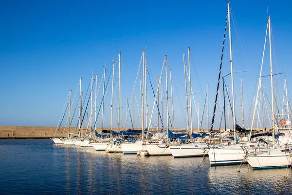 Yachts moored in a harbor — Stock Photo, Image