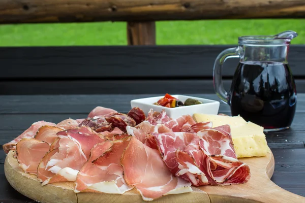 Typisch italienische Vorspeise mit Salami, Käse und Essiggurken — Stockfoto