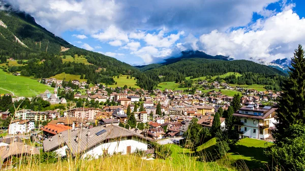 Cityscape of Moena in the Dolomites, Italy — Stock Photo, Image