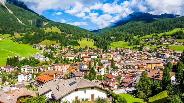 Stadsbilden i Moena i Dolomiterna, Italien — Stockfoto