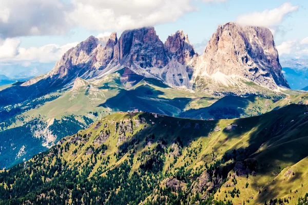 Blick auf die Langkofelgruppe, ein Massiv in den Dolomiten — Stockfoto