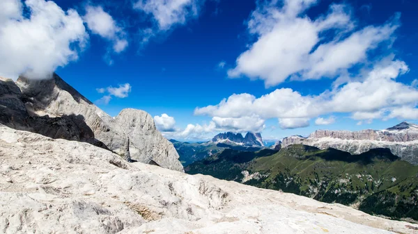 Panoramiczny widok z grupy Langkofel i Sella, masywy w — Zdjęcie stockowe