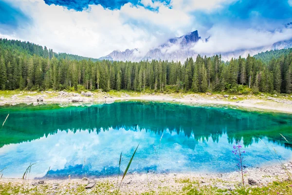 Güzel manzarasına İtalya Gölü Carezza (Karersee) — Stok fotoğraf