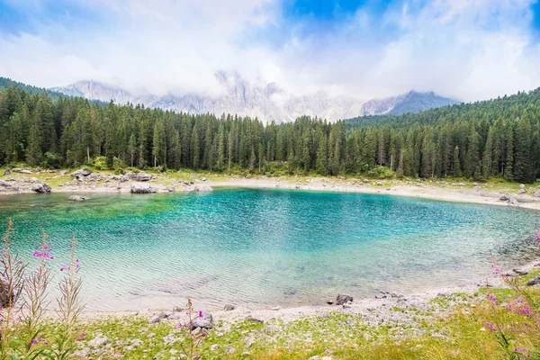 美丽的景色的湖、 (Karersee) 在意大利 — 图库照片