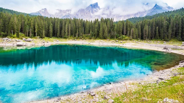 Güzel manzarasına İtalya Gölü Carezza (Karersee) — Stok fotoğraf