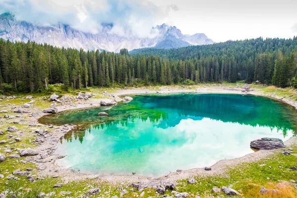 Schöner blick auf den karersee in italien — Stockfoto