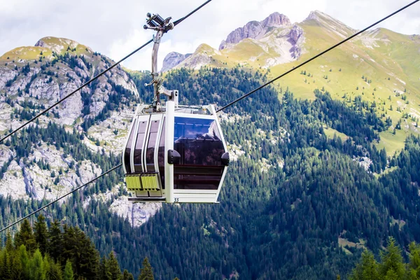 Cableway in the mountains — Stock Photo, Image