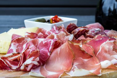 Salam, jambon ve peynir ile İtalyan meze tipik çanak
