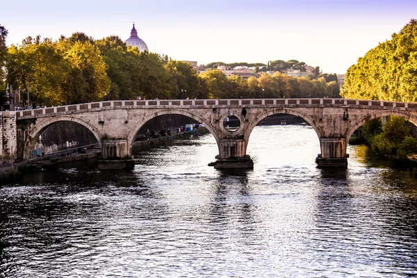 Panoramic view of a bridge on the Tiber river, Rome, Italy — Stock Photo, Image