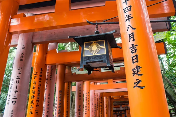 Caminho de torii no santuário "Fushimi Inari-taisha" em Kyoto — Fotografia de Stock