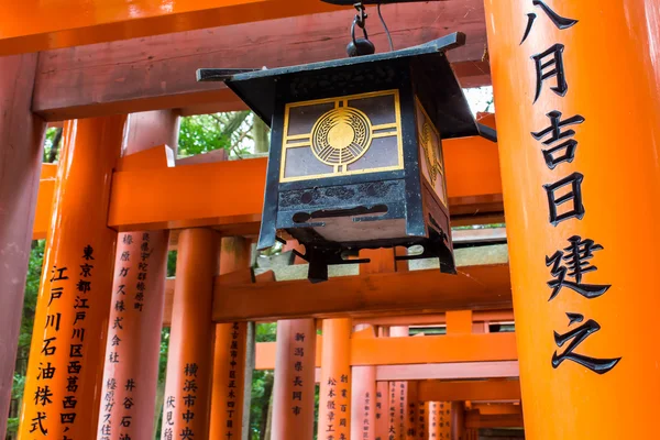 Ścieżka Torii w Sanktuarium "Fushimi inari-Taisha" w Kioto — Zdjęcie stockowe