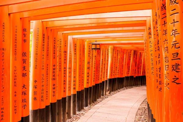 Chemin de torii dans le sanctuaire "Fushimi Inari-taisha" à Kyoto — Photo