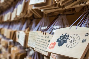 Tokyo, Japonya - 10 Ekim 2015: Ema dua masalarda Meiji Jing