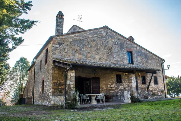 Tipico casale in pietra in Italia — Foto Stock