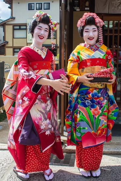 KYOTO, JAPÃO - OUTUBRO 14, 2015: Maiko sorridente, Aprendizes gei — Fotografia de Stock