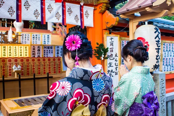 Kyoto, JAPÃO - OUTUBRO 14, 2015: duas meninas japonesas vestidas sagacidade — Fotografia de Stock