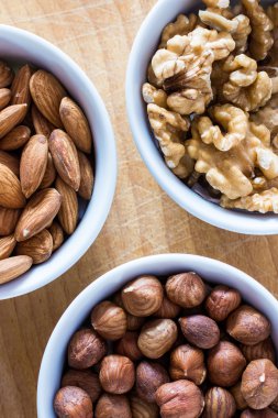 Çeşitli fındık üç tabak