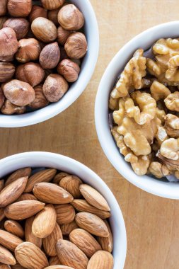 Çeşitli fındık üç tabak