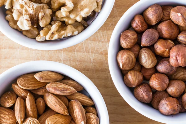 Tre Skålar Diverse Nötter Trä Bakgrund — Stockfoto